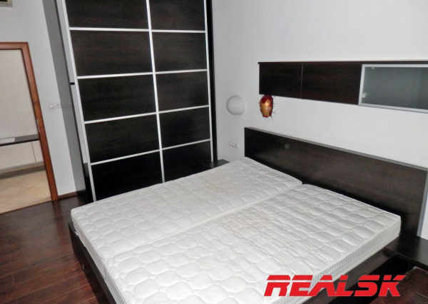 Unikátny 4-izbový byt s krásnym výhľadom v centre Nitry na prenájom