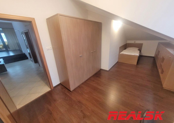 Unikátny 4-izbový byt s krásnym výhľadom v centre Nitry na prenájom