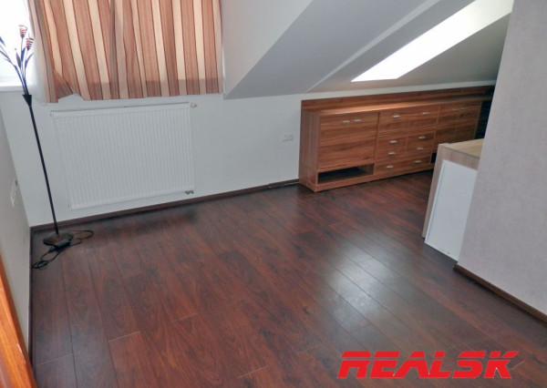 Unikátny 4-izbový byt s krásnym výhľadom v centre Nitry na prenájom