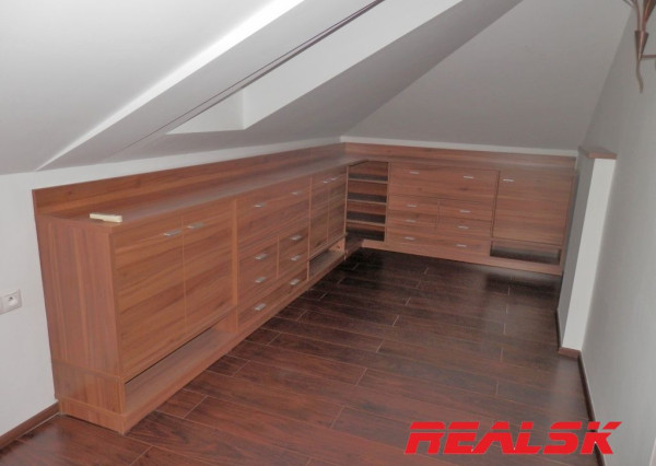 Unikátny 4-izbový byt s krásnym výhľadom v centre Nitry na prenájom