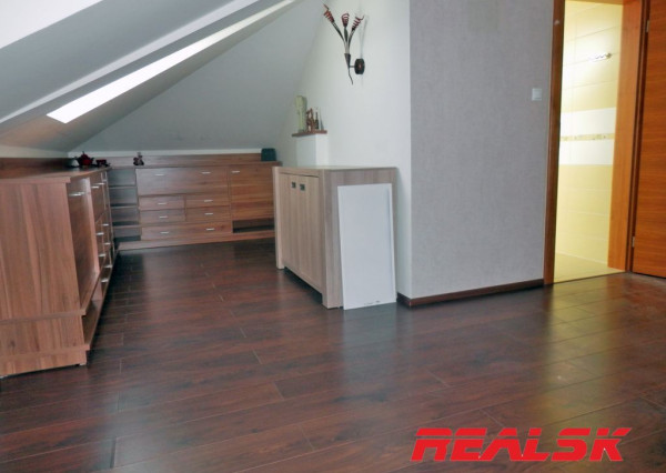 Unikátny 4-izbový byt s krásnym výhľadom v centre Nitry na prenájom