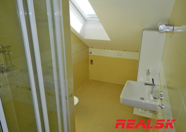 Unikátny 4-izbový byt s krásnym výhľadom v centre Nitry na prenájom