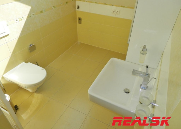 Unikátny 4-izbový byt s krásnym výhľadom v centre Nitry na prenájom