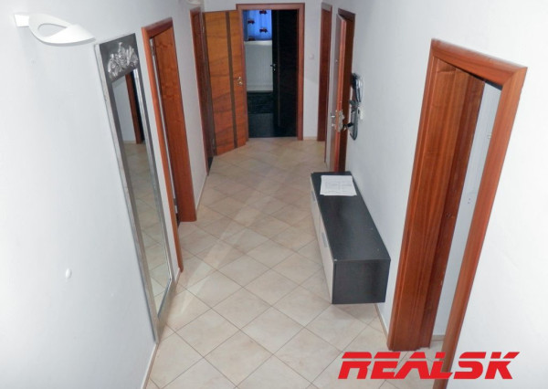 Unikátny 4-izbový byt s krásnym výhľadom v centre Nitry na prenájom