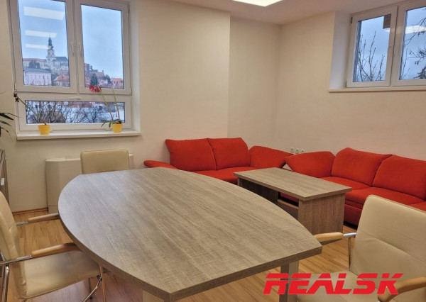 Kancelárie v centre Nitry na prenájom (možnosť prispôsobiť plochu)