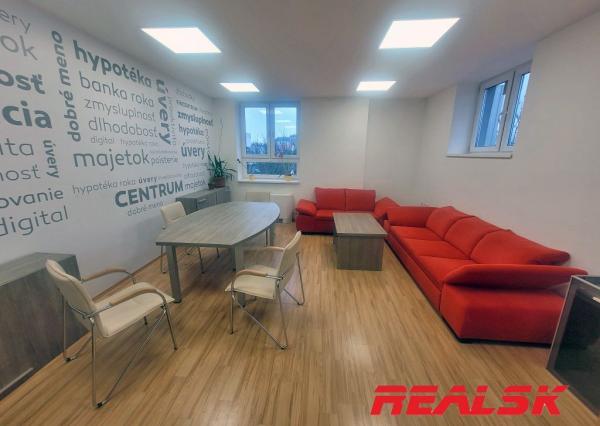 Kancelárie v centre Nitry na prenájom (možnosť prispôsobiť plochu)