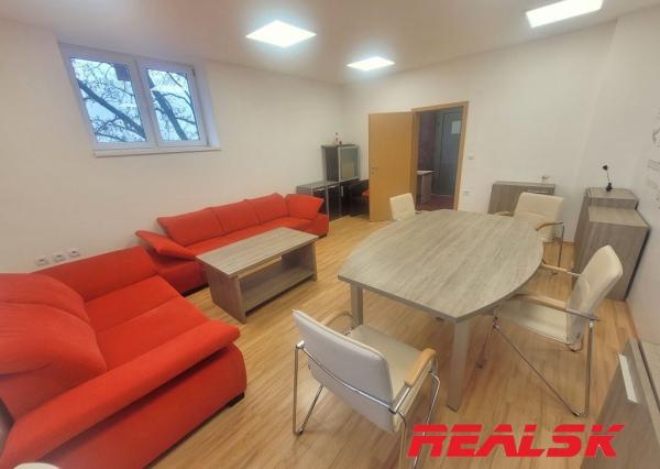 Kancelárie v centre Nitry na prenájom (možnosť prispôsobiť plochu)