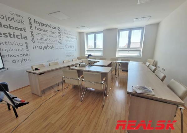 Kancelárie v centre Nitry na prenájom (možnosť prispôsobiť plochu)