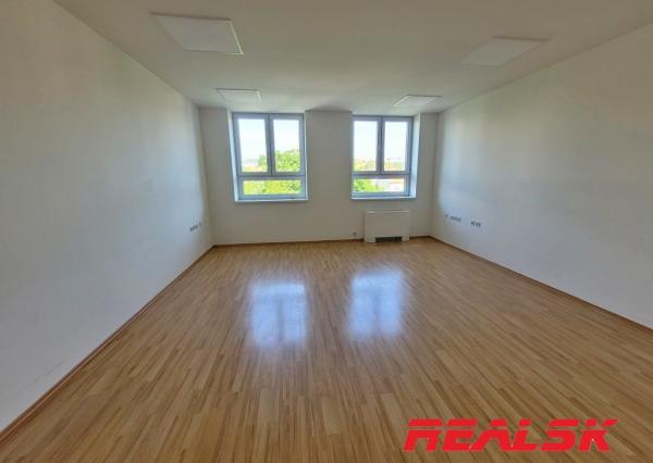 Kancelárie v centre Nitry na prenájom (možnosť prispôsobiť plochu)