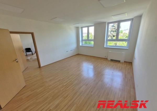 Kancelárie v centre Nitry na prenájom (možnosť prispôsobiť plochu)