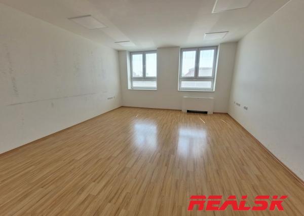 Kancelárie v centre Nitry na prenájom (možnosť prispôsobiť plochu)