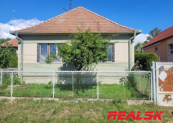 Dva rodinné domy s veľkým pozemkom v Lehote na predaj