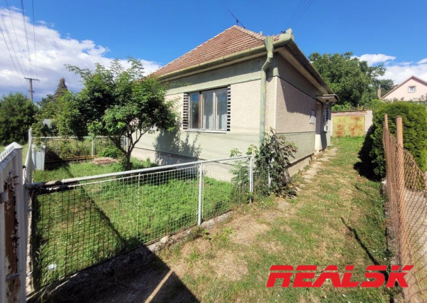 Dva rodinné domy s veľkým pozemkom v Lehote na predaj