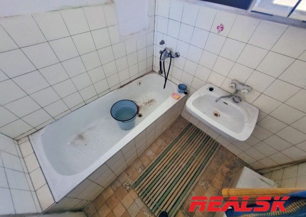 Dva rodinné domy s veľkým pozemkom v Lehote na predaj