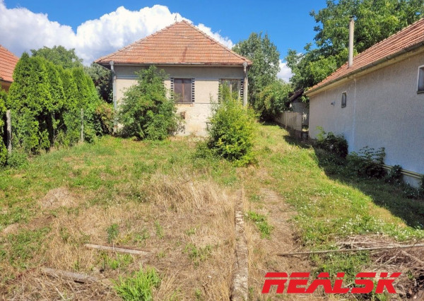 Dva rodinné domy s veľkým pozemkom v Lehote na predaj