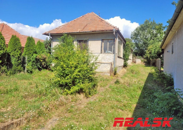 Dva rodinné domy s veľkým pozemkom v Lehote na predaj