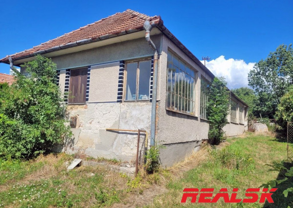 Dva rodinné domy s veľkým pozemkom v Lehote na predaj