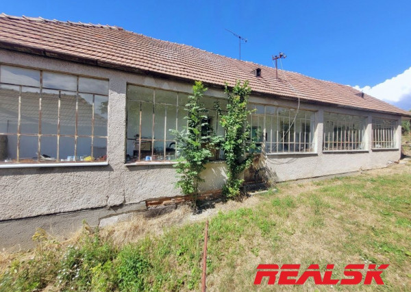 Dva rodinné domy s veľkým pozemkom v Lehote na predaj