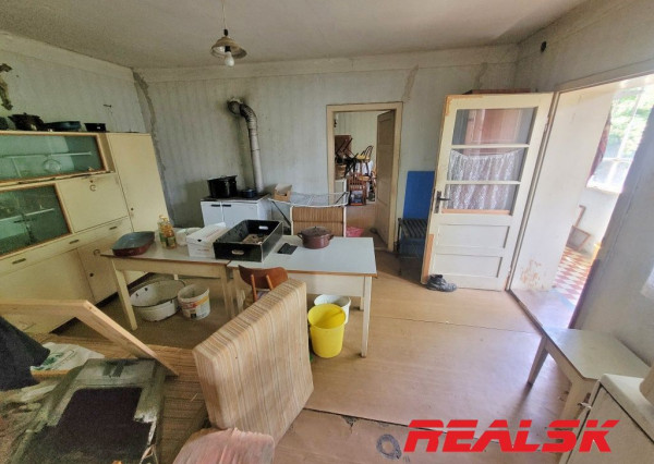 Dva rodinné domy s veľkým pozemkom v Lehote na predaj