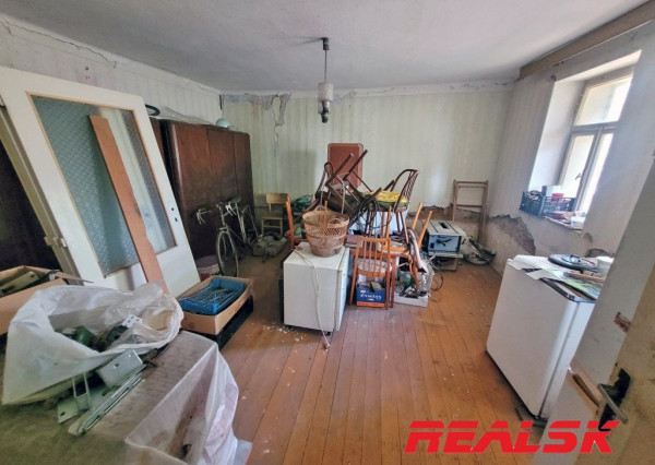 Dva rodinné domy s veľkým pozemkom v Lehote na predaj