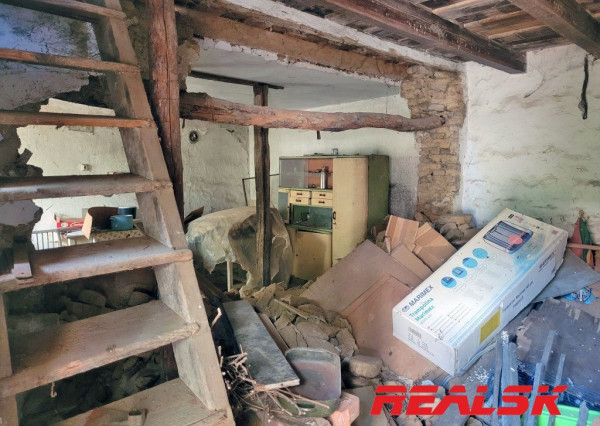 Dva rodinné domy s veľkým pozemkom v Lehote na predaj