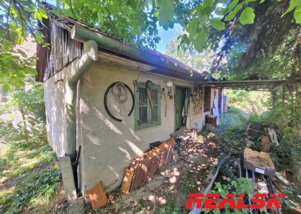 Dva rodinné domy s veľkým pozemkom v Lehote na predaj