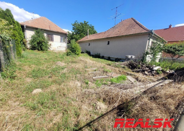 Dva rodinné domy s veľkým pozemkom v Lehote na predaj