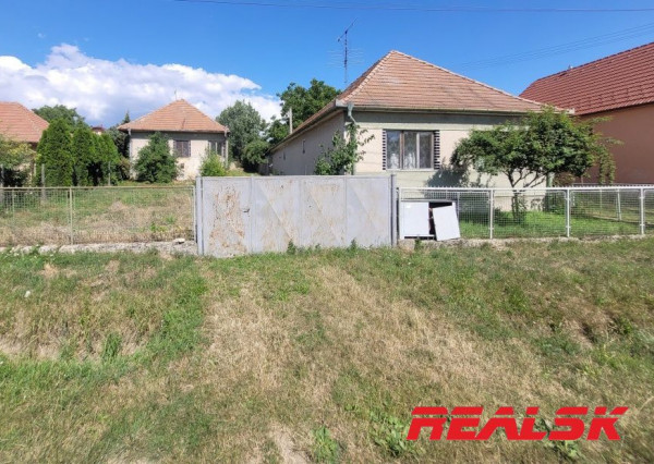 Dva rodinné domy s veľkým pozemkom v Lehote na predaj