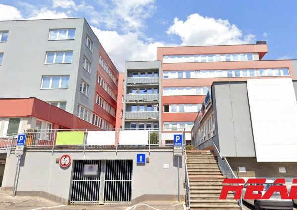 Celé poschodie s kanceláriami v centre Nitry na prenájom