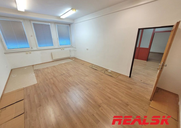 Celé poschodie s kanceláriami v centre Nitry na prenájom