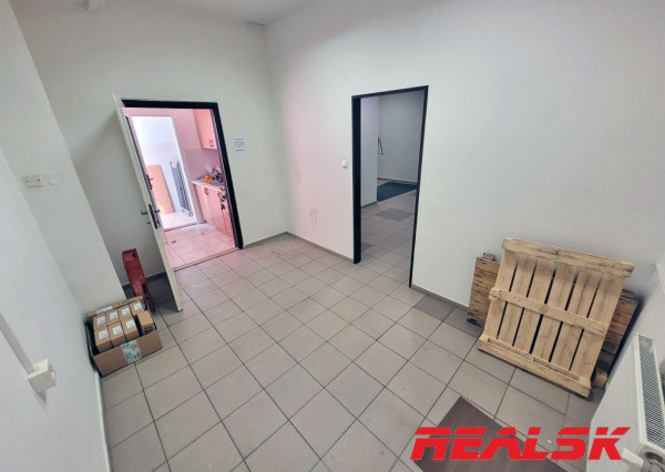 Celé poschodie s kanceláriami v centre Nitry na prenájom