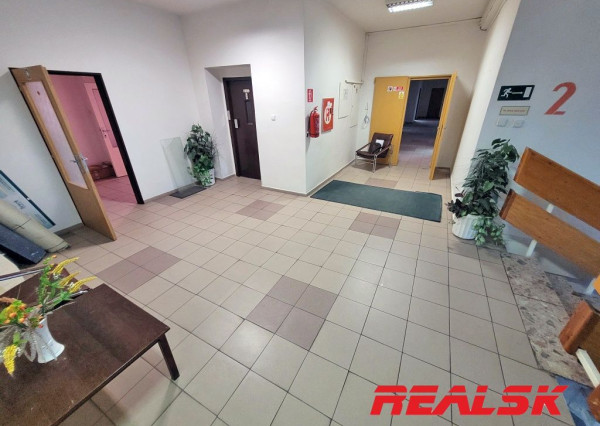 Celé poschodie s kanceláriami v centre Nitry na prenájom