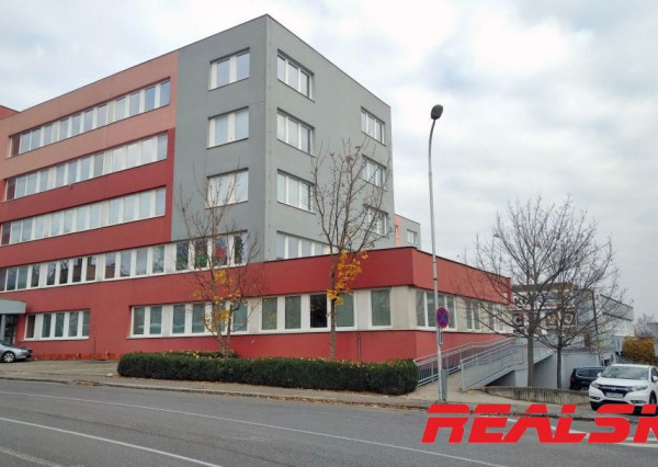 Celé poschodie s kanceláriami v centre Nitry na prenájom