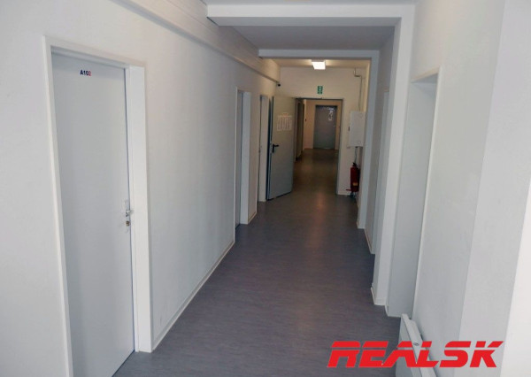 Zabehnutá ubytovňa pre 100 osôb blízko JLR pri Nitre na predaj