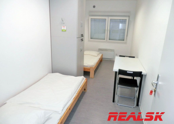 Zabehnutá ubytovňa pre 100 osôb blízko JLR pri Nitre na predaj