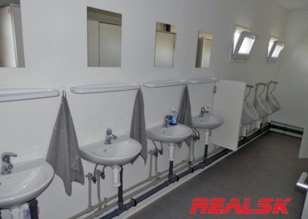 Zabehnutá ubytovňa pre 100 osôb blízko JLR pri Nitre na predaj