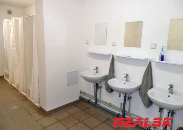 Zabehnutá ubytovňa pre 100 osôb blízko JLR pri Nitre na predaj