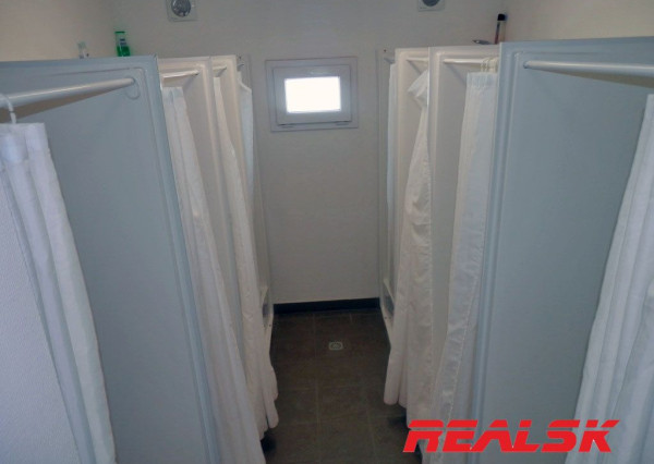 Zabehnutá ubytovňa pre 100 osôb blízko JLR pri Nitre na predaj