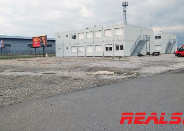 Zabehnutá ubytovňa pre 100 osôb blízko JLR pri Nitre na predaj