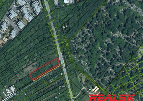 Stavebný pozemok v Karlovej Vsi na predaj