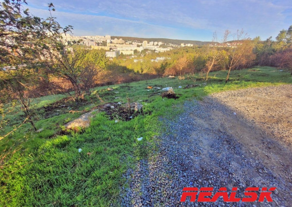 Stavebný pozemok v Karlovej Vsi na predaj