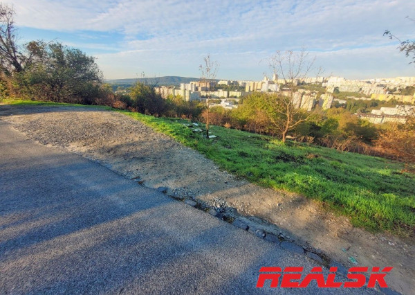 Stavebný pozemok v Karlovej Vsi na predaj
