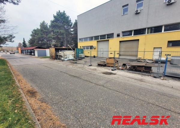 Priestory pre výrobu a skladovanie s mostovým žeriavom alebo bez, v Nitre na prenájom