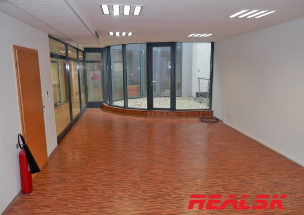 Kancelária s vyhradeným parkovaním v centre mesta na prenájom