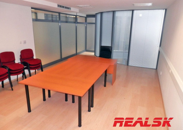 Kancelária s vyhradeným parkovaním v centre mesta na prenájom