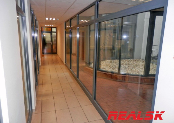 Kancelária s vyhradeným parkovaním v centre mesta na prenájom