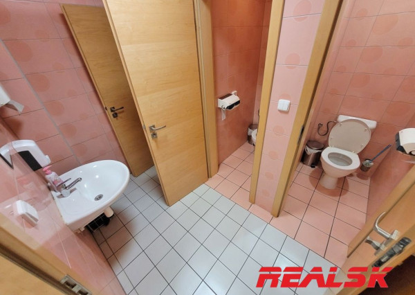 Kancelária s vyhradeným parkovaním v centre mesta na prenájom
