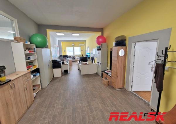 Kancelária s parkovaním v Nitre na prenájom