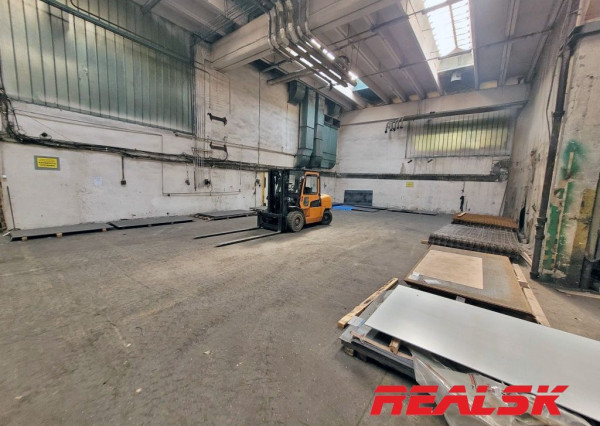 Výrobná hala s mostovými žeriavmi v Nitre na prenájom