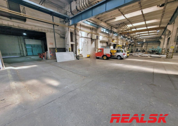 Výrobná hala s mostovými žeriavmi v Nitre na prenájom